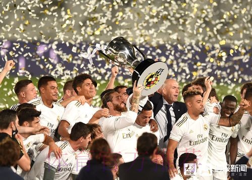 西甲-本泽马梅开二度 皇马2-1黄潜夺得西甲第34冠